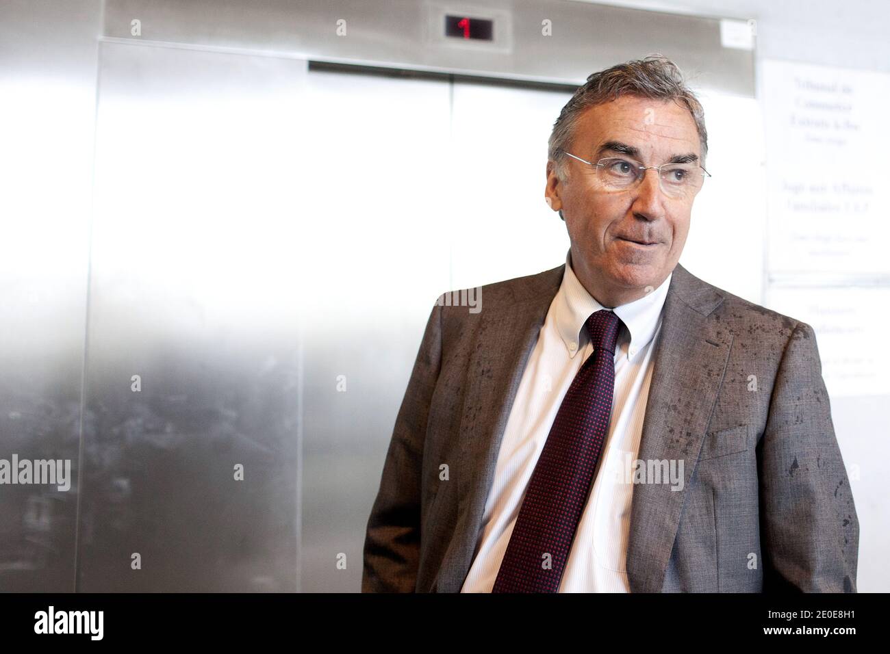 Pierre Blayau, amministratore delegato francese di Goedis, ramo logistico della SNCF, attende di fronte alla corte di Nanterre, fuori Parigi, in Francia, il 10 aprile 2012, prima di un'audizione su Geodis per aver acquistato la compagnia francese di trasporto merci Sernam, che è stata recentemente posta in amministrazione controllata. Sernam, ex filiale dell'operatore ferroviario statale francese SNCF, impiega 1.600 persone. Foto di Stephane Lemouton/ABACAPRESS.COM Foto Stock