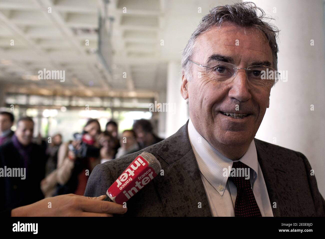 Pierre Blayau, amministratore delegato francese di Goedis, filiale logistica della SNCF, risponde ai medias in attesa di fronte alla corte di Nanterre, fuori Parigi, Francia, il 10 aprile 2012, prima di un'audizione su Geodis che ha offerto di rilevare la società francese di trasporto merci Sernam, che è stato recentemente messo in amministrazione controllata. Sernam, ex filiale dell'operatore ferroviario statale francese SNCF, impiega 1.600 persone. Foto di Stephane Lemouton/ABACAPRESS.COM Foto Stock