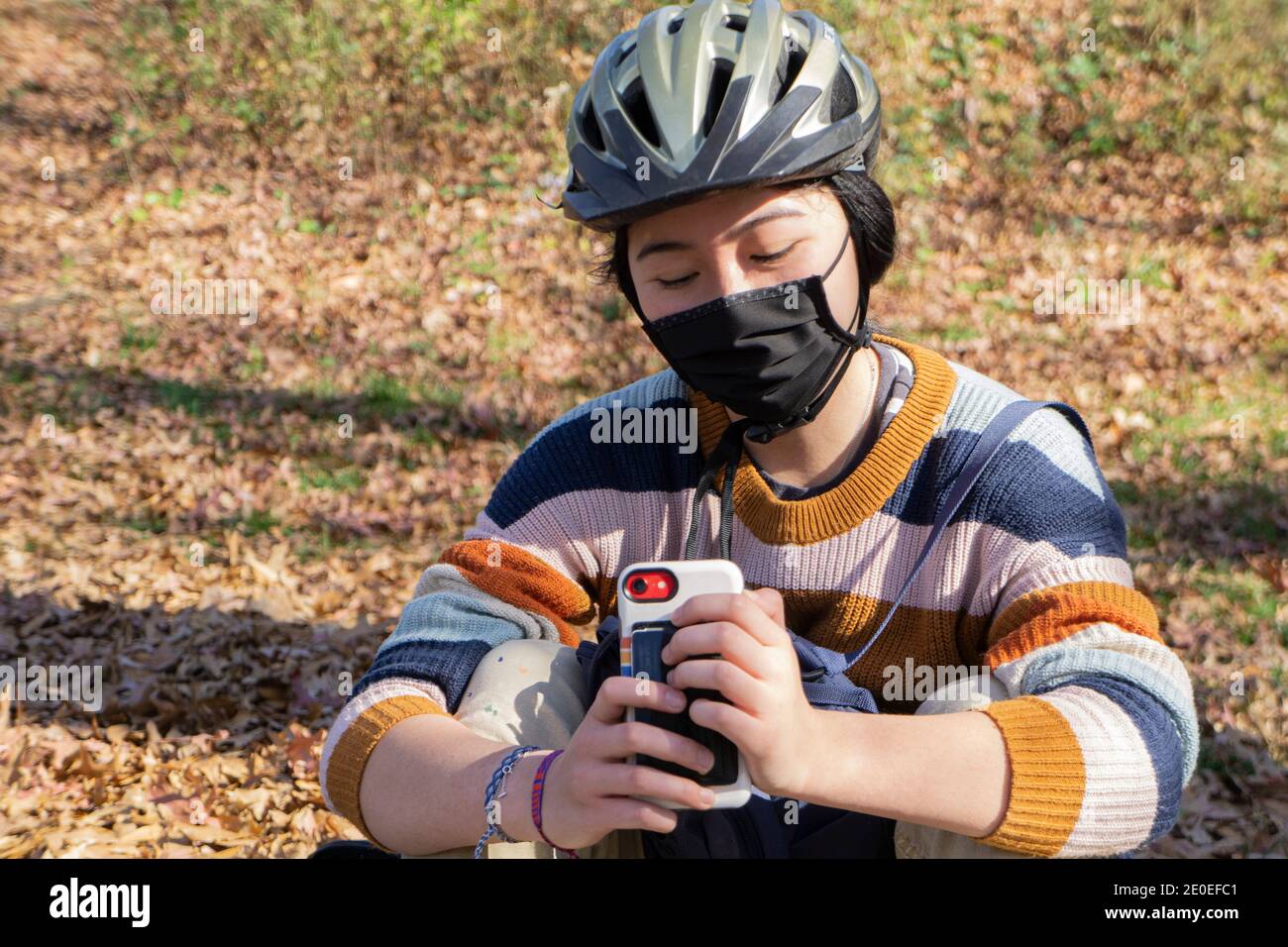 Ragazza teen con maschera protettiva tessuto Foto Stock