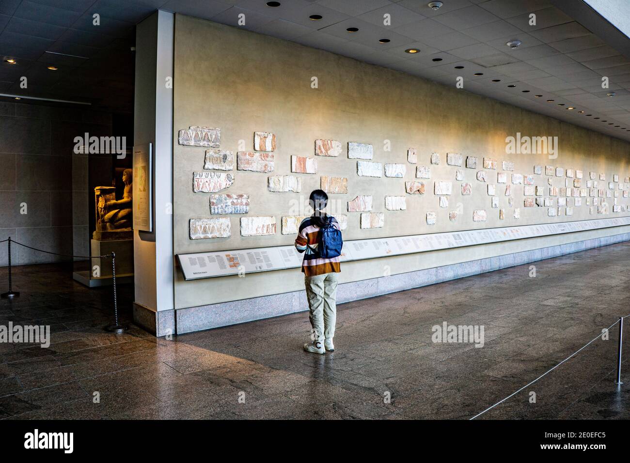 Teen Girl vedere antichi geroglifici egizi, Tempio di Dendur, Metropolitan Museum of Art, New York City, New York, USA Foto Stock