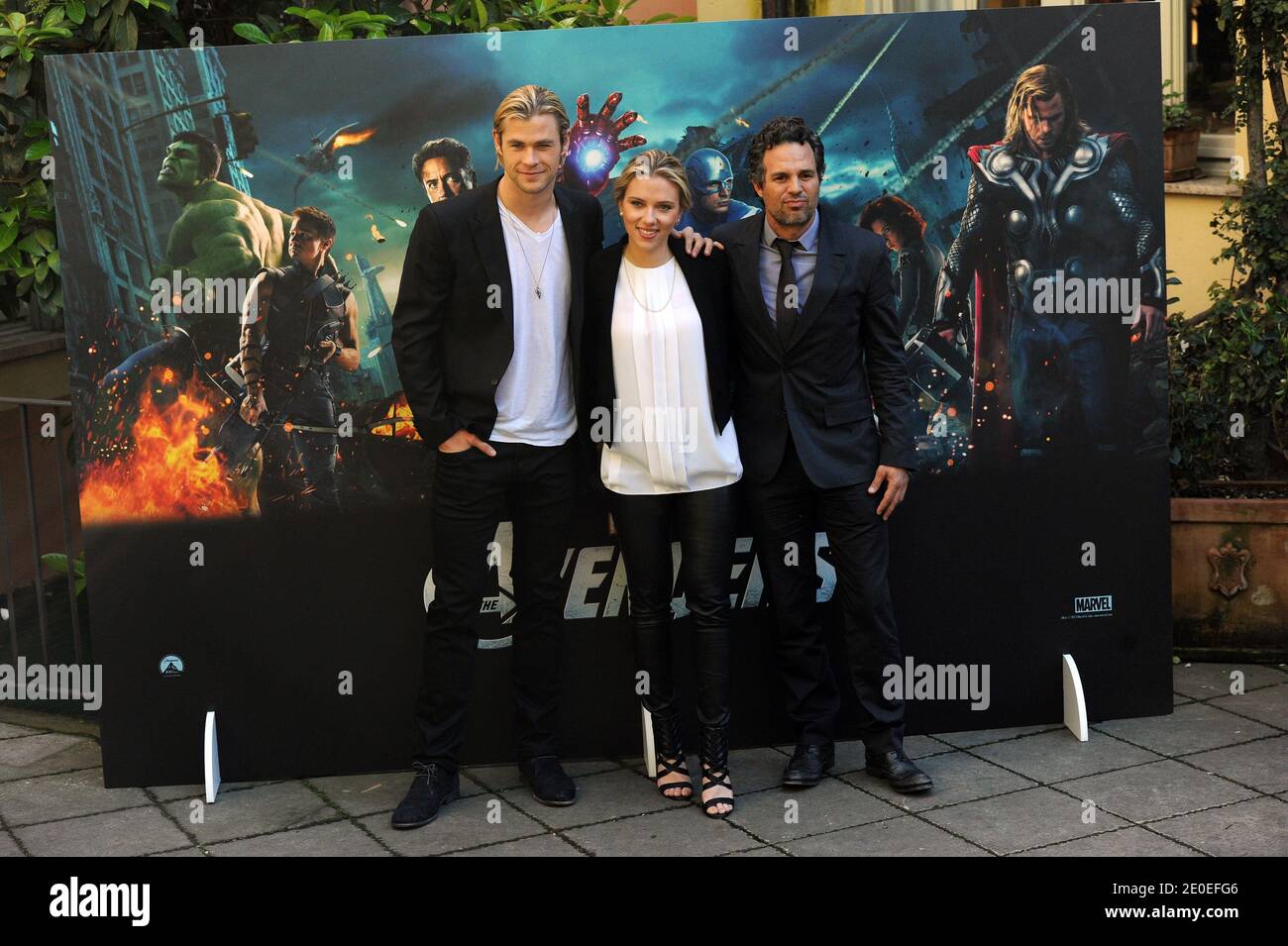 Gli attori Chris Hemsworth, Scarlett Johansson e Mark Ruffalo posano durante la fotocellula del film 'The Avengers' il 21 aprile 2012 a Roma, Italia. Foto di Eric Vandeville/ABACAPRESS.COM Foto Stock
