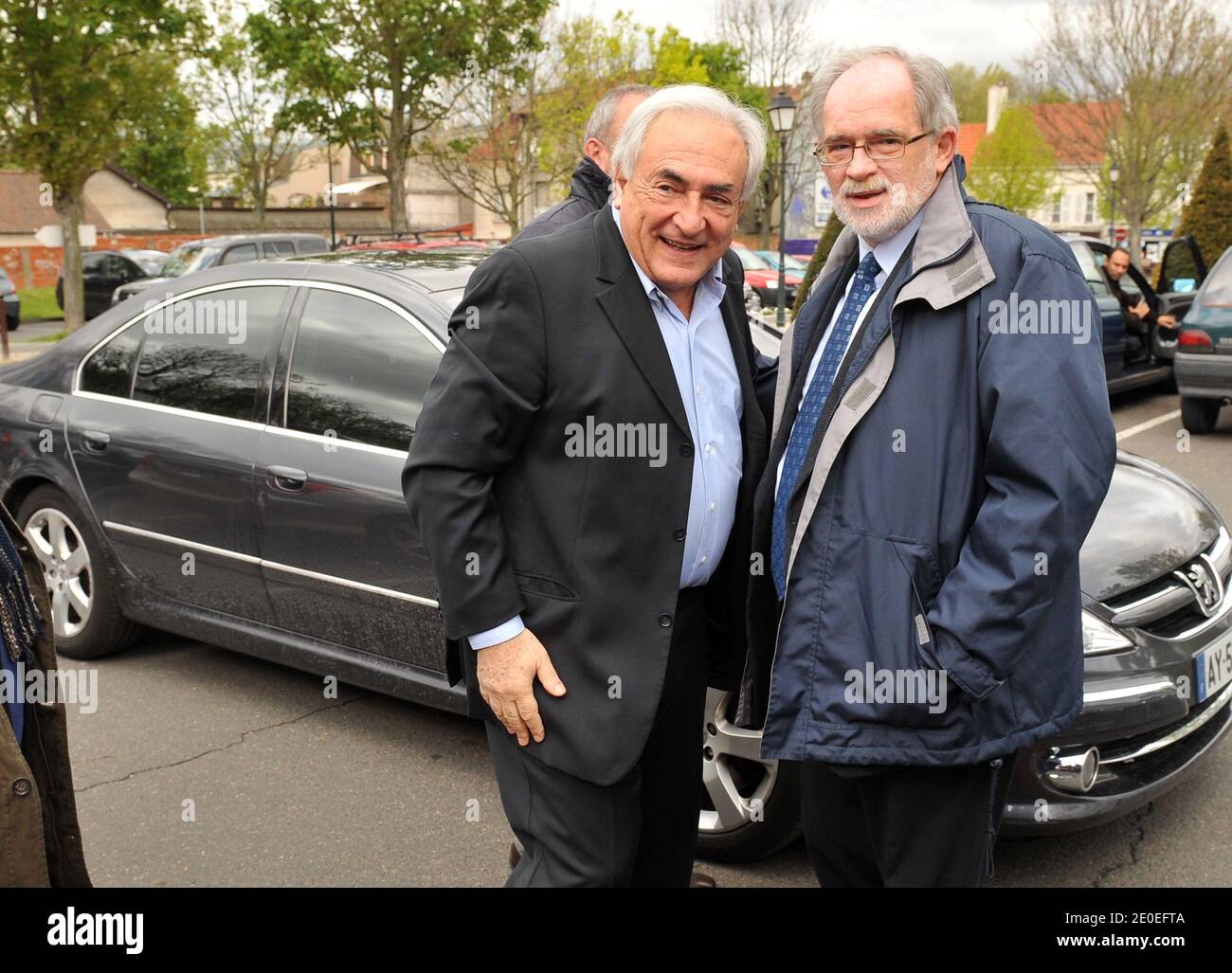 Dominique Strauss-Kahn arriva al seggio elettorale per votare il primo turno delle elezioni francesi del 2012 a Sarcelles, in Francia, il 22 aprile 2012. Foto di ABACAPRESS/COM Foto Stock