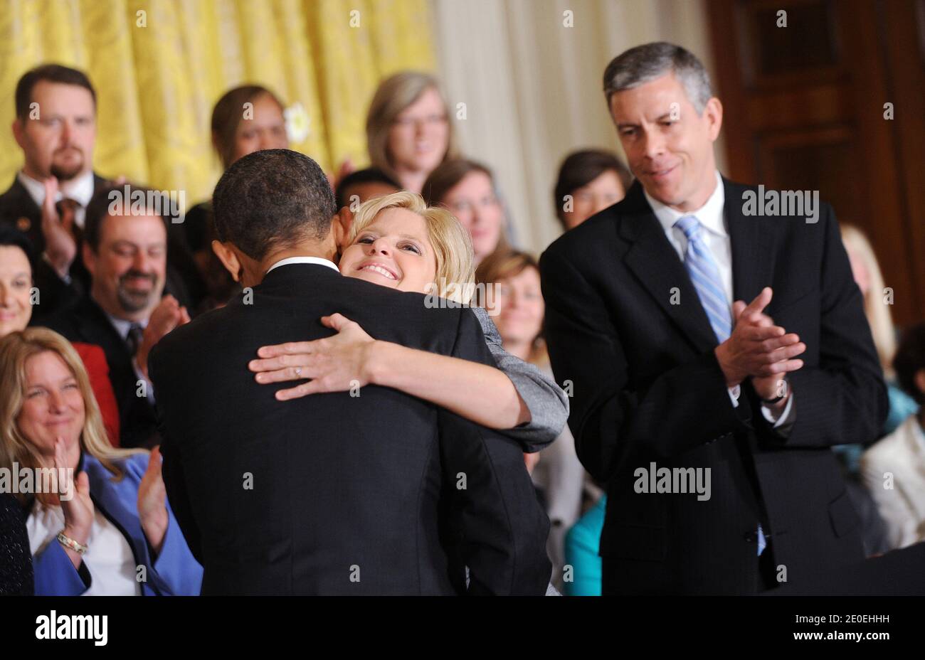 Il presidente DEGLI STATI UNITI Barack Obama si congratula con il 2012 insegnante nazionale dell'anno Rebecca Mieliwocki come Segretario di Educazione Arne Duncan guarda sopra nella stanza orientale della Casa Bianca a Washington, DC, USA, il 24 aprile 2012. Foto di Olivier Douliery/ABACAPRESS.COM Foto Stock