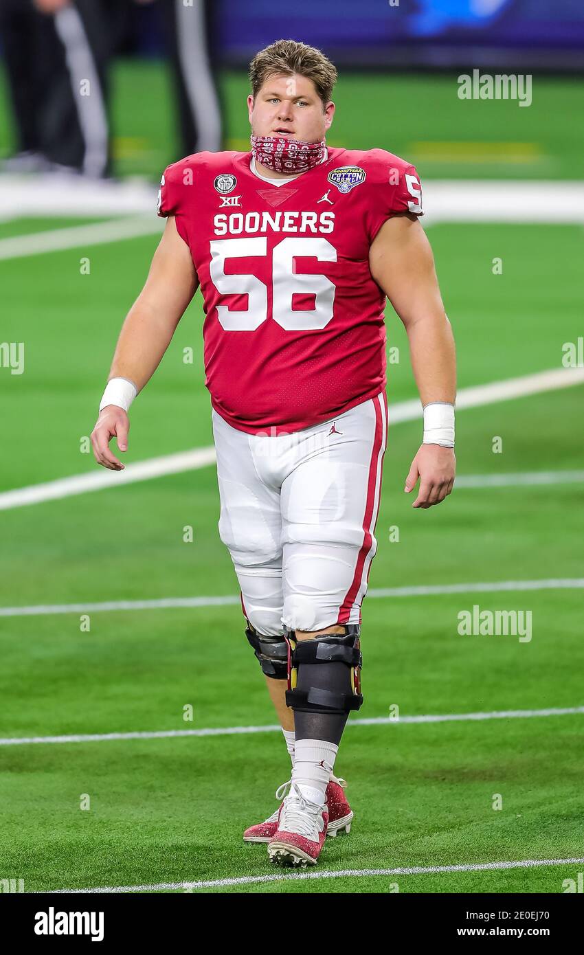 Arlington, Texas, Stati Uniti. 30 dicembre 2020. Il lineman offensivo di Oklahoma Sooners Creed Humphrey (56) prima della partita di calcio classica NCAA di Cotton Bowl tra la University of Oklahoma Sooners e i Florida Gators allo stadio AT&T di Arlington, Texas. Tom Sooter/CSM/Alamy Live News Foto Stock