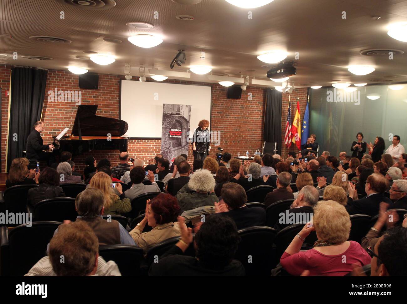 La leggendaria attrice/cantante spagnola Sara Montiel si esibisce in 'One Night with Sara: 55 Years After the Last Torch Song.' presso l'Instituto Cervantes di New York City, NY, USA il 4 maggio 2012. L'età di 84 anni del cinema messicano canta classici come 'Fumando Espero' e 'Besame Mucho' Foto di Charles Guerin/ABACAPRESS.COM Foto Stock