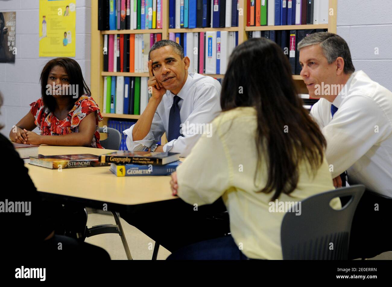 Il presidente AMERICANO Barack Obama (C) e il segretario americano per l'istruzione Arne Duncan (R) partecipano a una tavola rotonda sull'istruzione superiore a prezzi accessibili con gli studenti delle scuole superiori e i loro genitori, alla Washington-Lee High School di Arlington, VA, USA, 04 maggio 2012. Il presidente Obama ha discusso la necessità di evitare che i tassi di interesse sui prestiti federali agli studenti sovvenzionati raddoppiino. Foto di Michael Reynolds/piscina/ABACAPRESS.COM Foto Stock