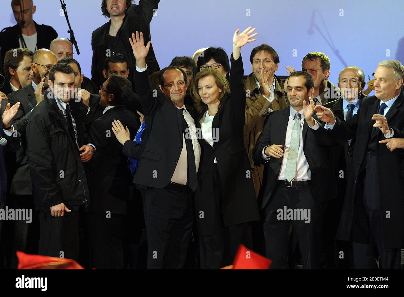 Partito socialista (PS) il nuovo presidente Francois Hollande e il suo partner Valerie Trierweiler celebrano la sua vittoria a Place de la Bastille a Parigi, Francia, il 6 maggio 2012. Secondo le stime, il candidato socialista Francois Hollande ha vinto oggi le elezioni presidenziali francesi con tra il 52 e il 53 per cento dei voti, cacciando Nicolas Sarkozy, presidente della destra. Foto di Nicolas Gouhier/ABACAPRESS.COM Foto Stock