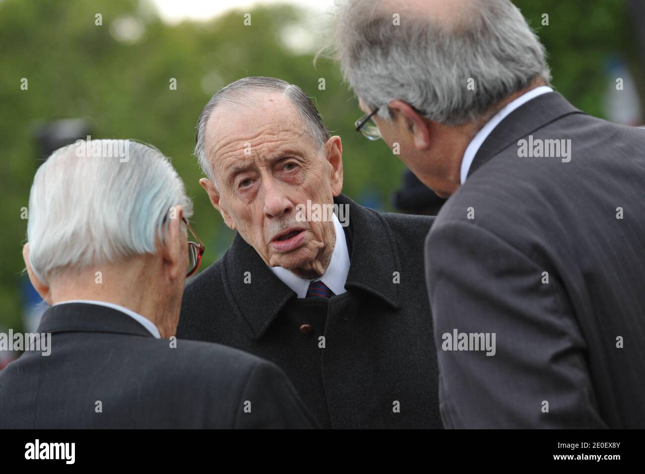 Philippe de Gaulle è raffigurato alla statua del generale Charles De Gaulle a Parigi, in Francia, l'8 maggio 2012, come parte di una cerimonia che celebra il sessantasettesimo anniversario della vittoria alleata sulla Germania nazista nella seconda guerra mondiale Foto di Christophe Guibbaud/ABACAPRESS.COM Foto Stock