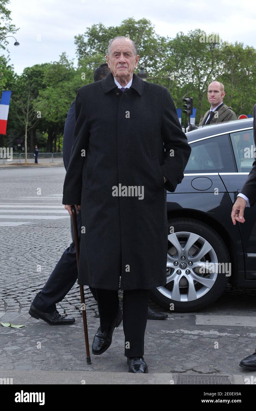 Philippe de Gaulle è raffigurato alla statua del generale Charles De Gaulle a Parigi, in Francia, l'8 maggio 2012, come parte di una cerimonia che celebra il sessantasettesimo anniversario della vittoria alleata sulla Germania nazista nella seconda guerra mondiale Foto di Christophe Guibbaud/ABACAPRESS.COM Foto Stock