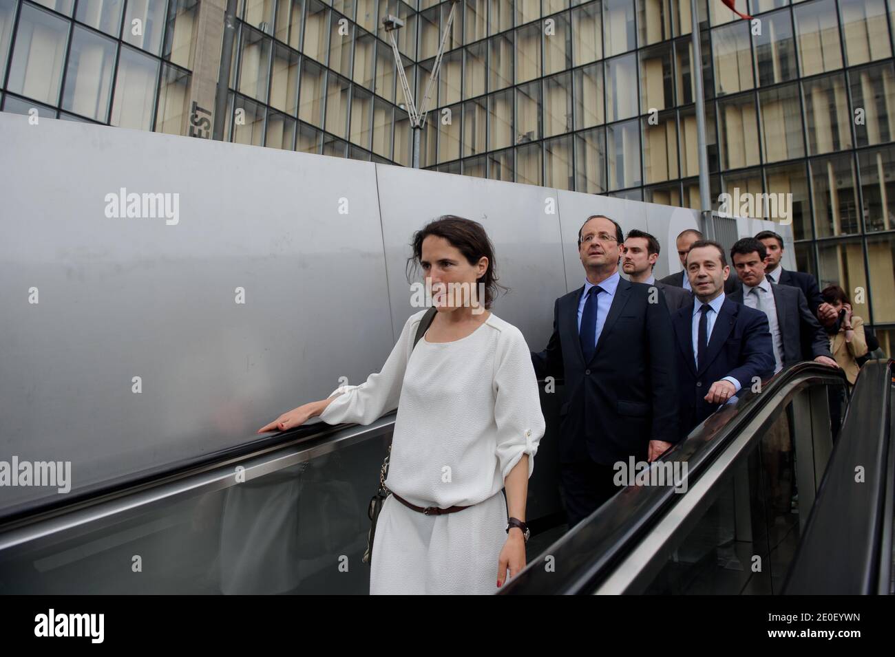 Il Presidente eletto francese Francois Hollande affiancato dalla figlia del defunto Presidente Francois Mitterrand Mazarine Pingeot, dal presidente della Biblioteca Nazionale Francese (BNF) Bruno Racine e Manuel Valls arrivano a visitare la Biblioteca Francois Mitterrand (BNF) a Parigi, in Francia, il 10 maggio 2012, come parte di un omaggio a Francois Mitterrand. Foto di Christophe Petit-Tesson/piscina/ABACAPRESS.COM Foto Stock