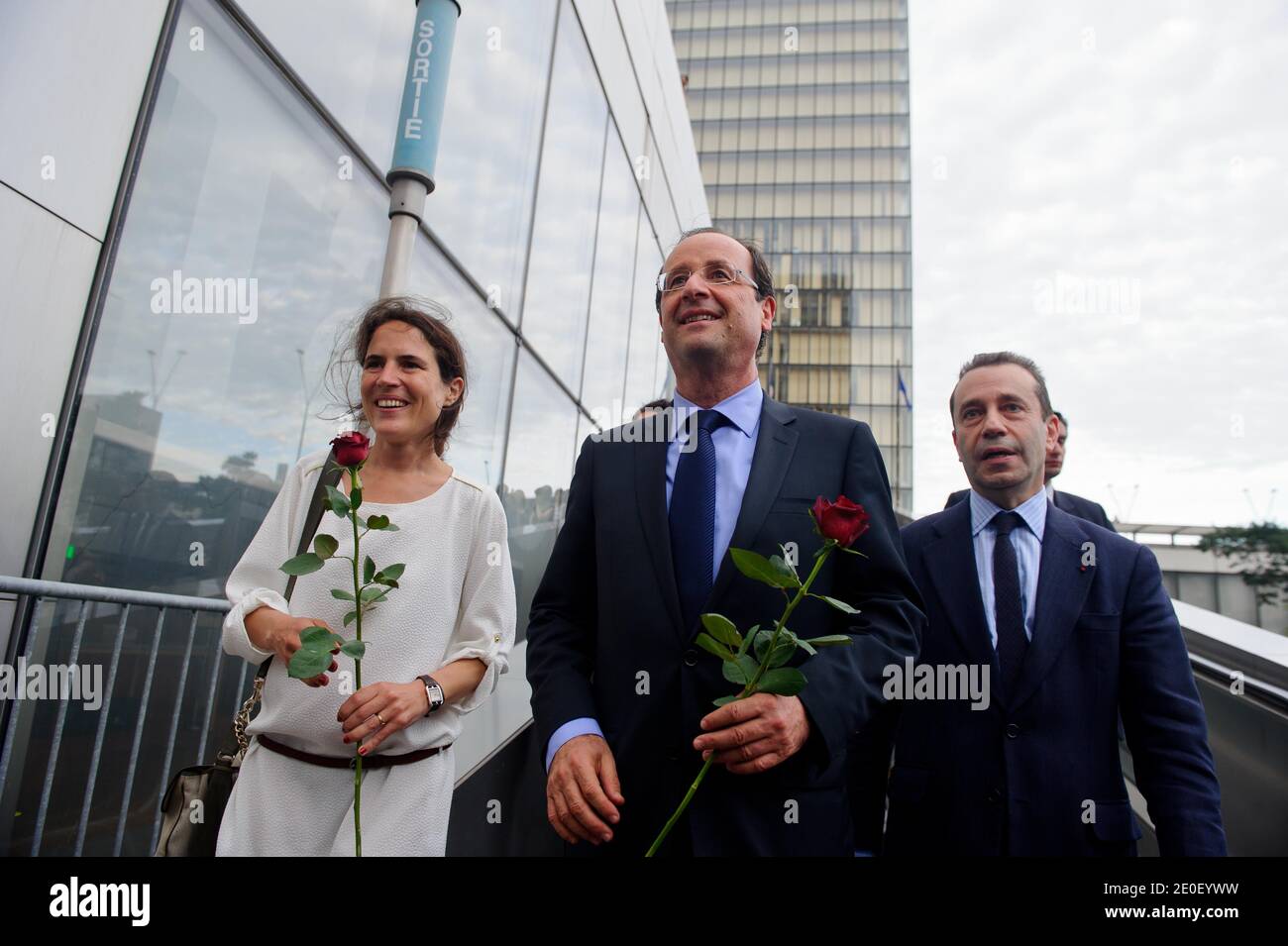 Il Presidente eletto francese Francois Hollande affiancato dalla figlia del defunto Presidente Francois Mitterrand Mazarine Pingeot e dal presidente della Biblioteca Nazionale Francese (BNF), Bruno Racine arriva a visitare la Biblioteca Francois Mitterrand (BNF) a Parigi, in Francia, il 10 maggio 2012, come parte di un omaggio a Francois Mitterrand. Foto di Christophe Petit-Tesson/piscina/ABACAPRESS.COM Foto Stock