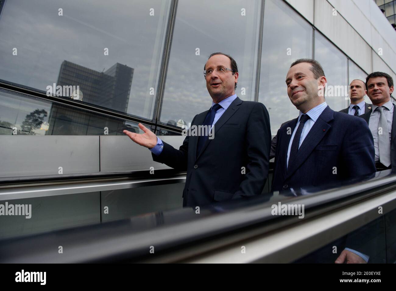 Il Presidente eletto francese Francois Hollande, affiancato dal presidente della Biblioteca nazionale francese (BNF), Bruno Racine e Manuel Valls arrivano a visitare la Biblioteca Francois Mitterrand (BNF) a Parigi, in Francia, il 10 maggio 2012, come parte di un omaggio a Francois Mitterrand. Foto di Christophe Petit-Tesson/piscina/ABACAPRESS.COM Foto Stock