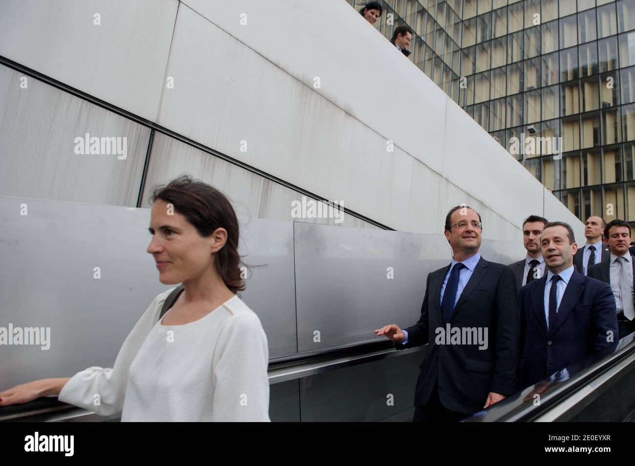 Il Presidente eletto francese Francois Hollande affiancato dalla figlia del defunto Presidente Francois Mitterrand Mazarine Pingeot, dal presidente della Biblioteca Nazionale Francese (BNF) Bruno Racine e Manuel Valls arrivano a visitare la Biblioteca Francois Mitterrand (BNF) a Parigi, in Francia, il 10 maggio 2012, come parte di un omaggio a Francois Mitterrand. Foto di Christophe Petit-Tesson/piscina/ABACAPRESS.COM Foto Stock