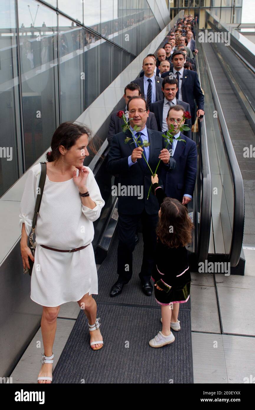 Il Presidente eletto francese Francois Hollande affiancato dalla figlia del defunto Presidente Francois Mitterrand Mazarine Pingeot, dal presidente della Biblioteca Nazionale Francese (BNF) Bruno Racine e Manuel Valls arrivano a visitare la Biblioteca Francois Mitterrand (BNF) a Parigi, in Francia, il 10 maggio 2012, come parte di un omaggio a Francois Mitterrand. Foto di Christophe Petit-Tesson/piscina/ABACAPRESS.COM Foto Stock