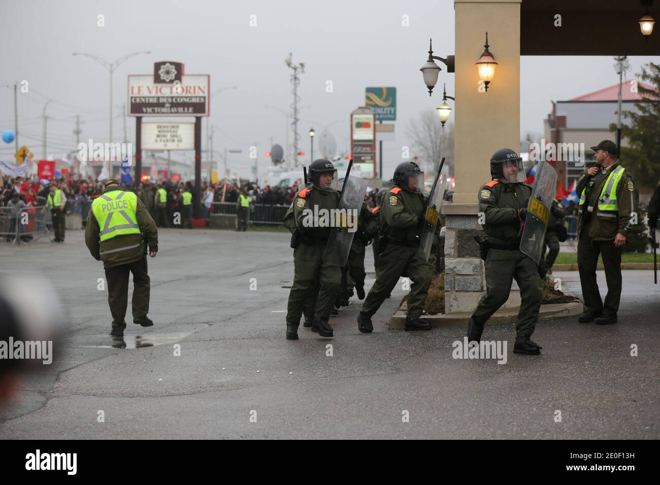 Manifestazione etudiante à Victoriaville, le 03 mai 2012. Plusieurs dizaines d'autobus remplis de manifestants se rendent à Victoriaville, près du palais des congrès. Les manifestants marchent jusqu'à ce lieu où se tenait le Conseil et, moins d'une heure après le début des manifestations, il y a des affrontements entre des manifestants et l'escouade anti-émeute de la Sûreté du Québec (SQ). Les négociations à Québec sont alors brièvement interrogmeues pour permettre aux leaders étudiants de lancer un appel au calme, avec diffusion immédiate jusque sur les réseaux sociaux de l'Internet.Les affro Foto Stock