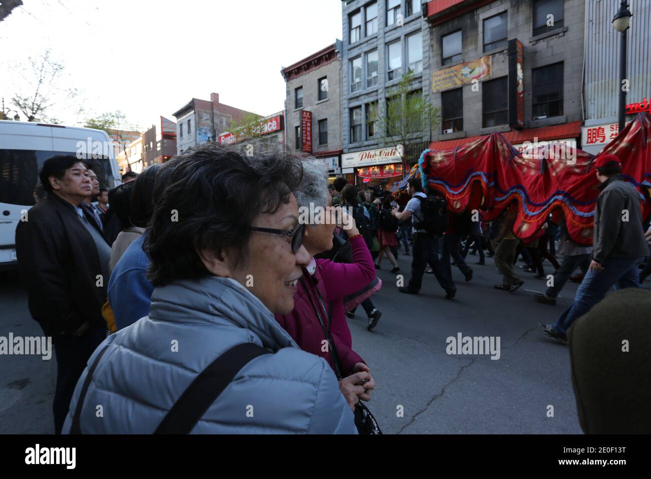 Des passant sont surpris de voir un dragon défilé en ce jour dans le quartier Chinois. Environ deux cents manifestants ont marché à travers le centre-ville de Montréal dans une atmosphère totalement festive le 11 mai 2012Foto di Normand Blouin/ABACAPRESS.COM Foto Stock