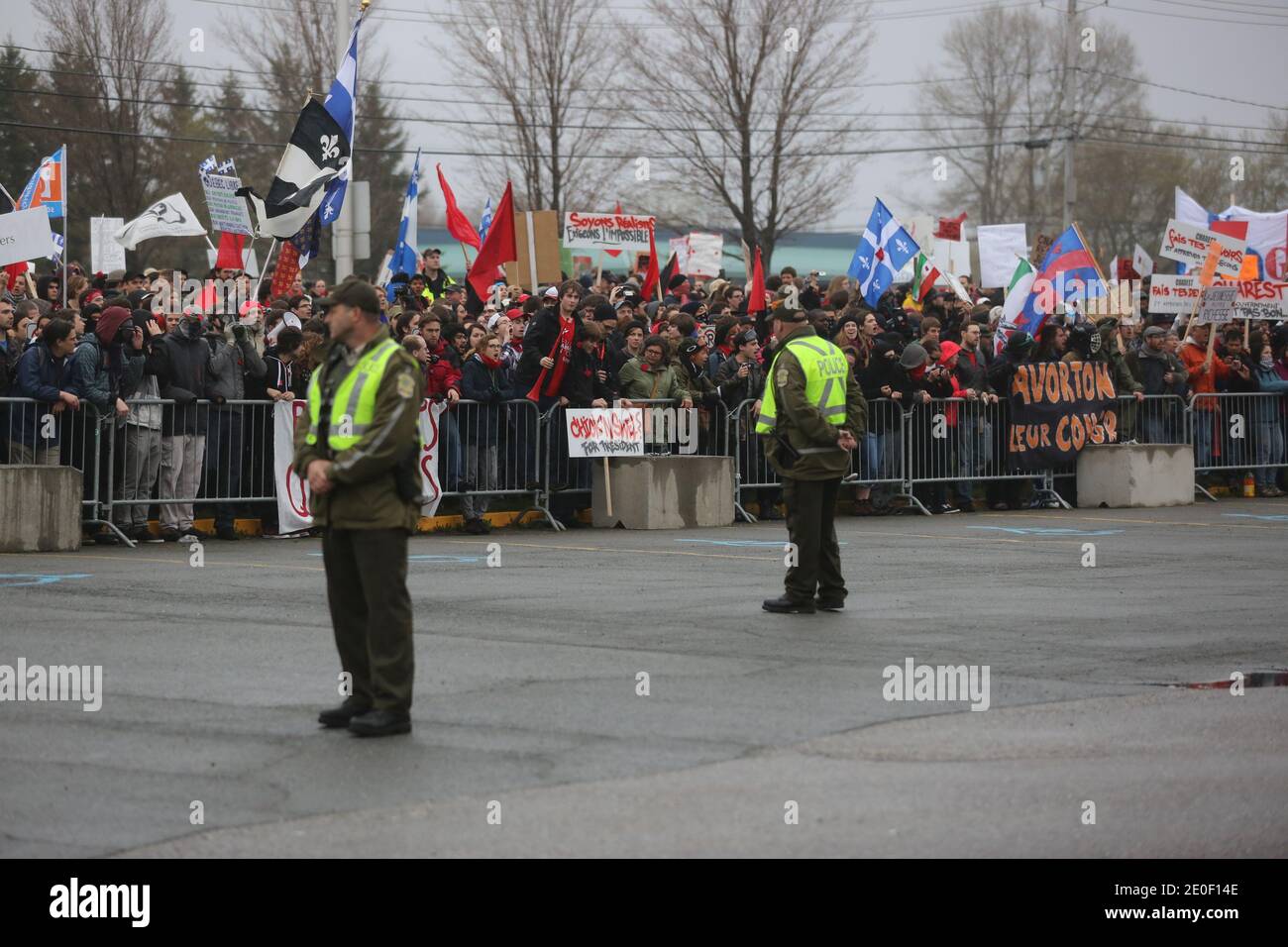 Manifestazione etudiante à Victoriaville, le 03 mai 2012. Plusieurs dizaines d'autobus remplis de manifestants se rendent à Victoriaville, près du palais des congrès. Les manifestants marchent jusqu'à ce lieu où se tenait le Conseil et, moins d'une heure après le début des manifestations, il y a des affrontements entre des manifestants et l'escouade anti-émeute de la Sûreté du Québec (SQ). Les négociations à Québec sont alors brièvement interrogmeues pour permettre aux leaders étudiants de lancer un appel au calme, avec diffusion immédiate jusque sur les réseaux sociaux de l'Internet.Les affro Foto Stock