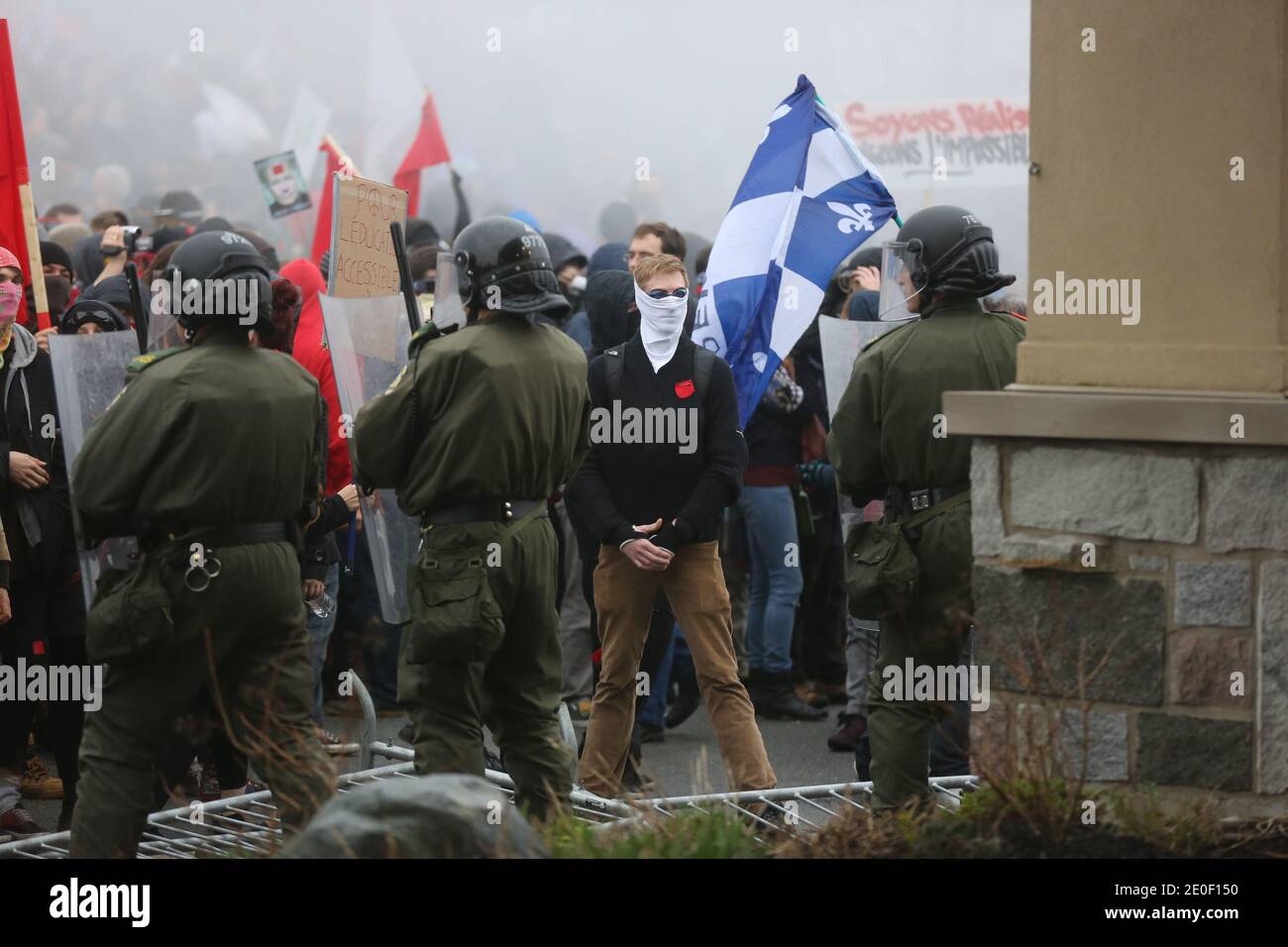 Manifestazione etudiante à Victoriaville, le 03 mai 2012. Plusieurs dizaines d'autobus remplis de manifestants se rendent à Victoriaville, près du palais des congrès. Les manifestants marchent jusqu'à ce lieu où se tenait le Conseil et, moins d'une heure après le début des manifestations, il y a des affrontements entre des manifestants et l'escouade anti-émeute de la Sûreté du Québec (SQ). Les négociations à Québec sont alors brièvement interrogmeues pour permettre aux leaders étudiants de lancer un appel au calme, avec diffusion immédiate jusque sur les réseaux sociaux de l'Internet.Les affro Foto Stock