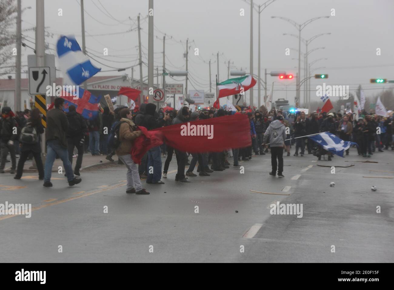 Manifestazione etudiante à Victoriaville, le 03 mai 2012. Plusieurs dizaines d'autobus remplis de manifestants se rendent à Victoriaville, près du palais des congrès. Les manifestants marchent jusqu'à ce lieu où se tenait le Conseil et, moins d'une heure après le début des manifestations, il y a des affrontements entre des manifestants et l'escouade anti-émeute de la Sûreté du Québec (SQ). Les négociations à Québec sont alors brièvement interrogmeues pour permettre aux leaders étudiants de lancer un appel au calme, avec diffusion immédiate jusque sur les réseaux sociaux de l'Internet.Les affro Foto Stock