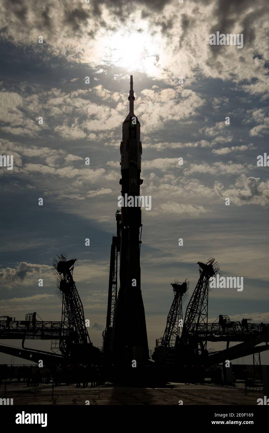 La navicella spaziale Soyuz TMA-04M è vista in silhouette dopo essere stata lanciata in treno per la rampa di lancio presso il Cosmodromo Baikonur in Kazakistan, domenica 13 maggio 2012. Il lancio della navicella spaziale Soyuz con Expedition 31 Soyuz Commander Gennady Padalka e Flight Engineer Sergei Revin di Russia, e il primo ingegnere di volo della NASA Joe Acaba è previsto per le 9:01 ora locale di martedì 15 maggio. Foto di Bill Ingalls/NASA via ABACAPRESS.COM Foto Stock