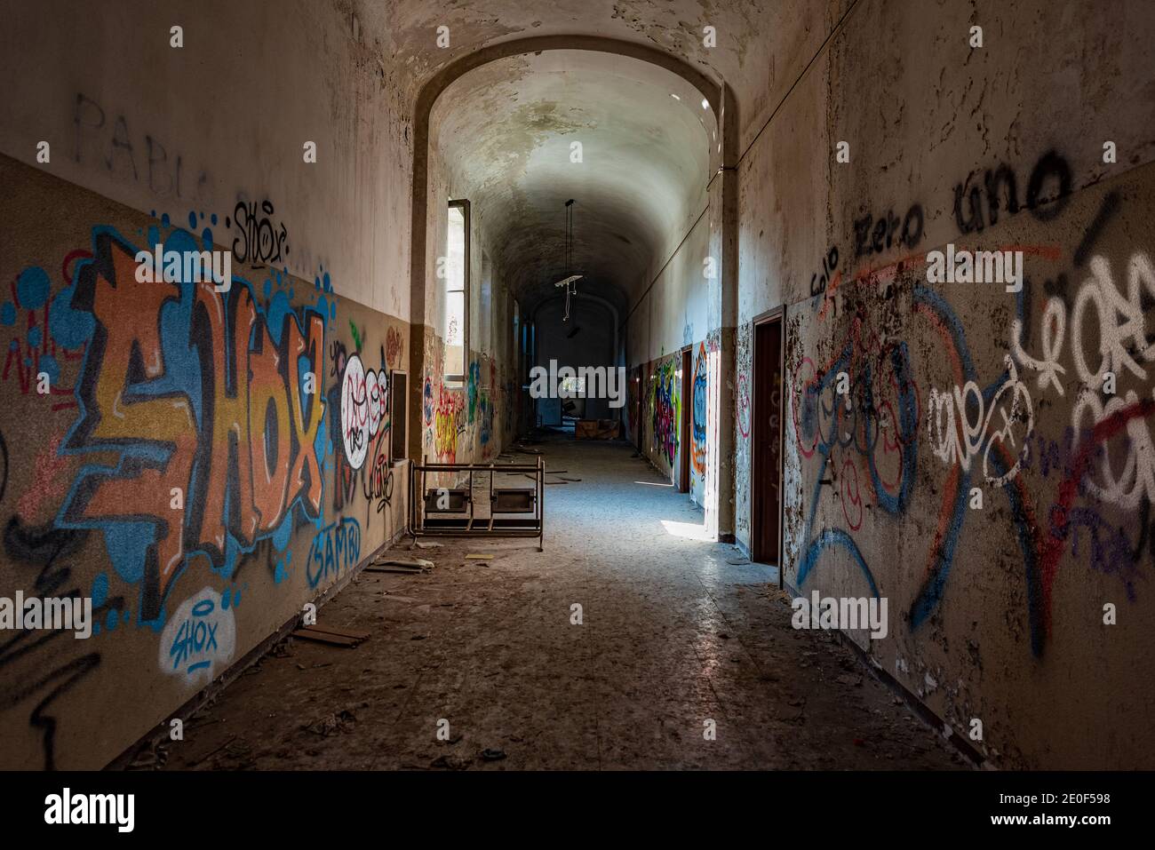 Lungo corridoio di un manicomio abbandonato, urbex fotografia in luoghi abbandonati in Italia Foto Stock