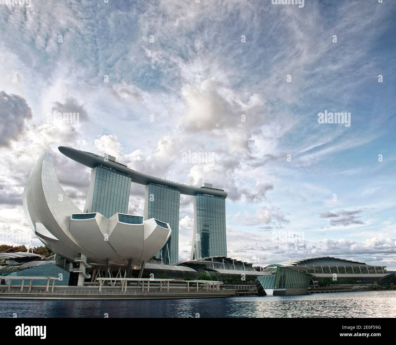 Vista del Marina Bay Sands Resort a Singapore nel 2010. Sviluppato da Las Vegas Sands, è fatturato come la proprietà di casinò indipendente più costosa del mondo a 8 miliardi di dollari, compreso il costo della terra primaria. Il resort dispone di un hotel di 2,561 camere, un centro congressi-esposizioni di 120,000 m2, il centro commerciale The Shoppes at Marina Bay Sands di 74,000 m2, un museo, due grandi teatri, sette ristoranti chef famosi, due Crystal Pavilions galleggianti, una pista di pattinaggio su ghiaccio, e il casinò con atrio più grande del mondo con 500 tavoli e 1,600 slot machine. Il complesso è sormontato da uno SkyPark lungo 340 m con una capacità di 3 persone Foto Stock