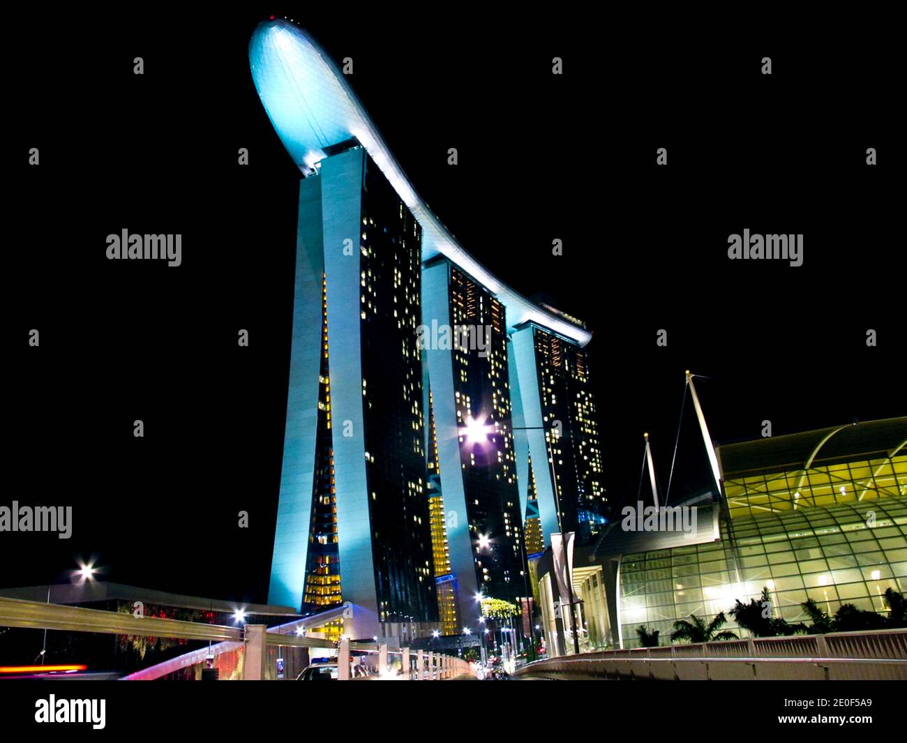 Vista del Marina Bay Sands Resort a Singapore nel 2010. Sviluppato da Las Vegas Sands, è fatturato come la proprietà di casinò indipendente più costosa del mondo a 8 miliardi di dollari, compreso il costo della terra primaria. Il resort dispone di un hotel di 2,561 camere, un centro congressi-esposizioni di 120,000 m2, il centro commerciale The Shoppes at Marina Bay Sands di 74,000 m2, un museo, due grandi teatri, sette ristoranti chef famosi, due Crystal Pavilions galleggianti, una pista di pattinaggio su ghiaccio, e il casinò con atrio più grande del mondo con 500 tavoli e 1,600 slot machine. Il complesso è sormontato da uno SkyPark lungo 340 m con una capacità di 3 persone Foto Stock