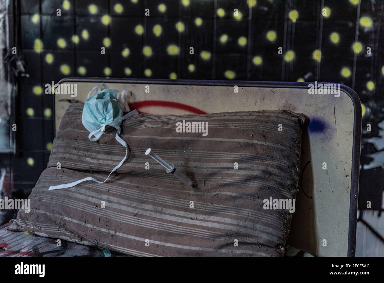 Medicinali sparsi su un vecchio letto di un manicomio abbandonato, urbex fotografia in luoghi abbandonati in Italia Foto Stock