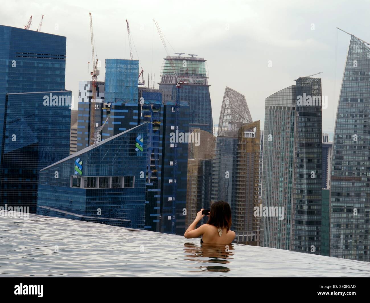 Vista del Marina Bay Sands Resort a Singapore nel 2010. Sviluppato da Las Vegas Sands, è fatturato come la proprietà di casinò indipendente più costosa del mondo a 8 miliardi di dollari, compreso il costo della terra primaria. Il resort dispone di un hotel di 2,561 camere, un centro congressi-esposizioni di 120,000 m2, il centro commerciale The Shoppes at Marina Bay Sands di 74,000 m2, un museo, due grandi teatri, sette ristoranti chef famosi, due Crystal Pavilions galleggianti, una pista di pattinaggio su ghiaccio, e il casinò con atrio più grande del mondo con 500 tavoli e 1,600 slot machine. Il complesso è sormontato da uno SkyPark lungo 340 m con una capacità di 3 persone Foto Stock