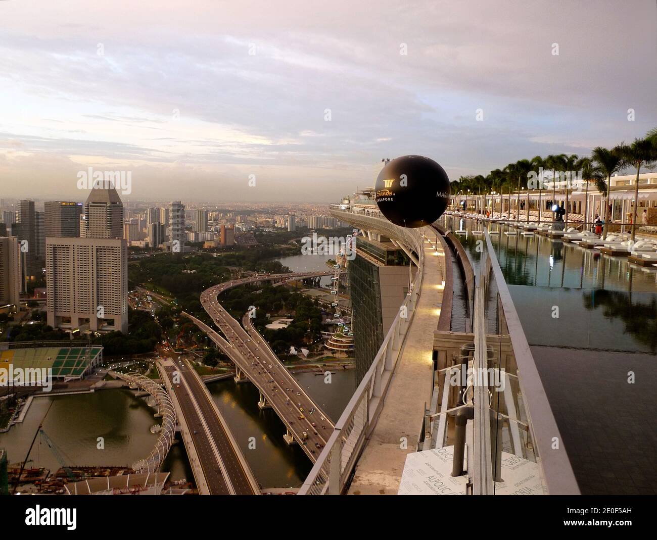 Vista del Marina Bay Sands Resort a Singapore nel 2010. Sviluppato da Las Vegas Sands, è fatturato come la proprietà di casinò indipendente più costosa del mondo a 8 miliardi di dollari, compreso il costo della terra primaria. Il resort dispone di un hotel di 2,561 camere, un centro congressi-esposizioni di 120,000 m2, il centro commerciale The Shoppes at Marina Bay Sands di 74,000 m2, un museo, due grandi teatri, sette ristoranti chef famosi, due Crystal Pavilions galleggianti, una pista di pattinaggio su ghiaccio, e il casinò con atrio più grande del mondo con 500 tavoli e 1,600 slot machine. Il complesso è sormontato da uno SkyPark lungo 340 m con una capacità di 3 persone Foto Stock