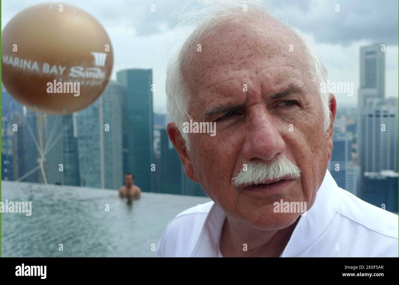 Architetto israeliano Moshe Safdie al Marina Bay Sands Resort di Singapore nel 2010. Sviluppato da Las Vegas Sands, è fatturato come la proprietà di casinò indipendente più costosa del mondo a 8 miliardi di dollari, compreso il costo della terra primaria. Il resort dispone di un hotel di 2,561 camere, un centro congressi-esposizioni di 120,000 m2, il centro commerciale The Shoppes at Marina Bay Sands di 74,000 m2, un museo, due grandi teatri, sette ristoranti chef famosi, due Crystal Pavilions galleggianti, una pista di pattinaggio su ghiaccio, e il casinò con atrio più grande del mondo con 500 tavoli e 1,600 slot machine. Il complesso è sormontato da un 340 m-lo Foto Stock