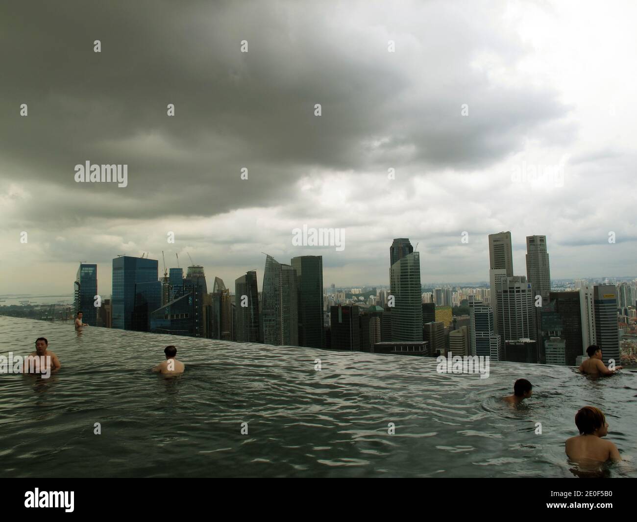 Vista del Marina Bay Sands Resort a Singapore nel 2010. Sviluppato da Las Vegas Sands, è fatturato come la proprietà di casinò indipendente più costosa del mondo a 8 miliardi di dollari, compreso il costo della terra primaria. Il resort dispone di un hotel di 2,561 camere, un centro congressi-esposizioni di 120,000 m2, il centro commerciale The Shoppes at Marina Bay Sands di 74,000 m2, un museo, due grandi teatri, sette ristoranti chef famosi, due Crystal Pavilions galleggianti, una pista di pattinaggio su ghiaccio, e il casinò con atrio più grande del mondo con 500 tavoli e 1,600 slot machine. Il complesso è sormontato da uno SkyPark lungo 340 m con una capacità di 3 persone Foto Stock