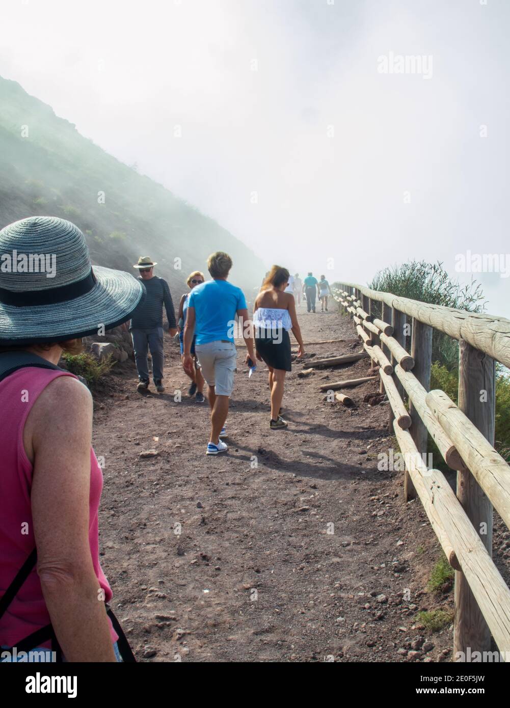 Gruppo di persone escursioni Mt. Vesuvio in Italia. Giornata di sole con nebbia. Foto Stock