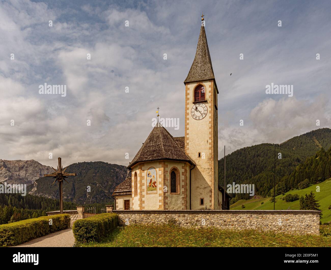 Vista dai prati della Parrocchiale di San Vito in Val Pusteria in Trentino Alto Adige Foto Stock