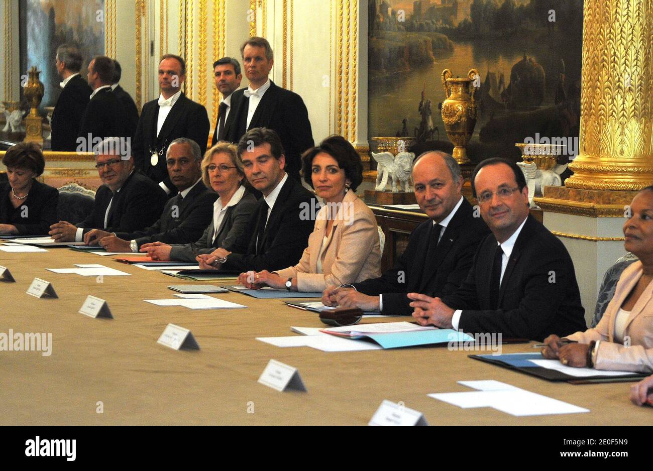 Il presidente francese Francois Hollande è raffigurato con i ministri Arnaud Montebourg, Marisol Touraine, Laurent Fabius, Christiane Taubira al palazzo presidenziale Elysee a Parigi, in Francia, il 17 maggio 2012 all'inizio del primo consiglio di gabinetto settimanale del governo del presidente francese Francois Holande. Foto di Christophe Guibbaud/ABACAPRESS.COM Foto Stock