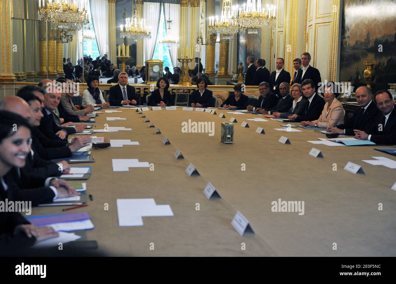 Il presidente francese Francois Hollande è raffigurato con i ministri al palazzo presidenziale Elysee a Parigi, in Francia, il 17 maggio 2012, all'inizio del primo consiglio settimanale del governo del presidente francese Francois Holande. Foto di Christophe Guibbaud/ABACAPRESS.COM Foto Stock