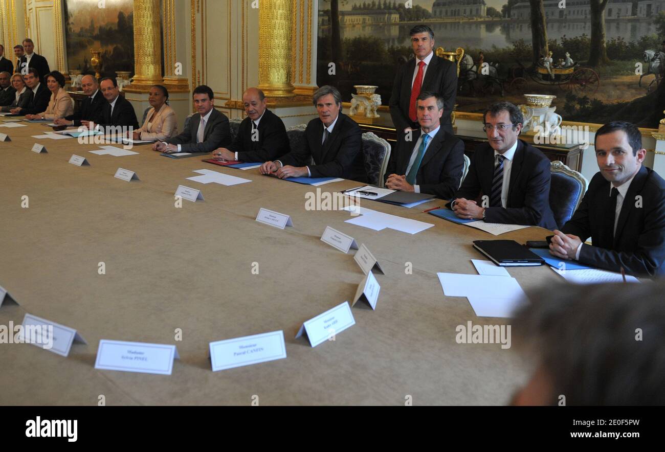 Il presidente francese Francois Hollande è raffigurato con i ministri Fleur Pellerin, Marie-Arlette Carlotti, Alain Vidalies, Victorin Lurel, Nicole Bricq, Arnaud Montebourg, Marisol Touraine, Laurent Fabius, Christiane Taubira, Manuel Valls, Jean-Yves le Drian al palazzo presidenziale Elysee di Parigi, Francia, il 17 maggio 2012 all'inizio del primo consiglio di gabinetto settimanale del governo del presidente francese Francois Holande. Foto di Christophe Guibbaud/ABACAPRESS.COM Foto Stock