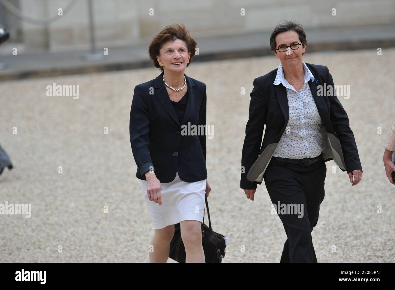 Ministro francese junior per anziani e disabili Michele Delaunay, ministro francese dello sport Valerie Fourneyron, giunto al palazzo presidenziale Elysee a Parigi, in Francia, il 17 maggio 2012 al primo consiglio di gabinetto settimanale del governo francese del presidente Francois Hollande. Foto di Nicolas Gouhier/ABACAPRESS.COM Foto Stock