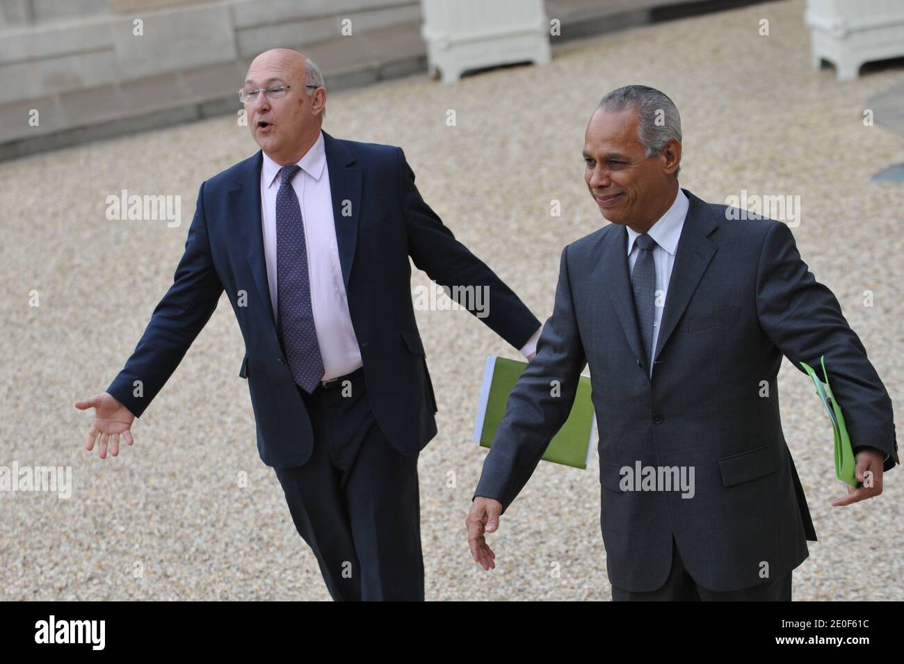 Il ministro francese del lavoro, dell'occupazione e del dialogo sociale Michel sapin e il ministro francese dei territori d'oltremare Victorin Durel, giunti al palazzo presidenziale Elysee a Parigi, in Francia, il 17 maggio 2012, al primo consiglio di gabinetto settimanale del governo francese francois Hollande. Foto di Christophe Guibbaud/ABACAPRESS.COM Foto Stock
