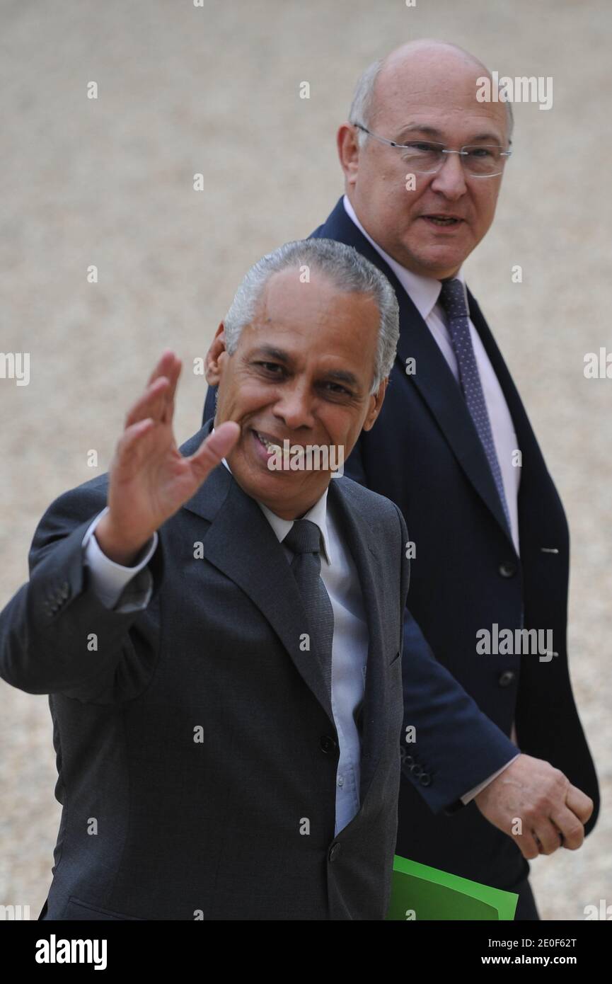 Il ministro francese del lavoro, dell'occupazione e del dialogo sociale Michel sapin e il ministro francese dei territori d'oltremare Victorin Durel, giunti al palazzo presidenziale Elysee a Parigi, in Francia, il 17 maggio 2012, al primo consiglio di gabinetto settimanale del governo francese francois Hollande. Foto di Christophe Guibbaud/ABACAPRESS.COM Foto Stock