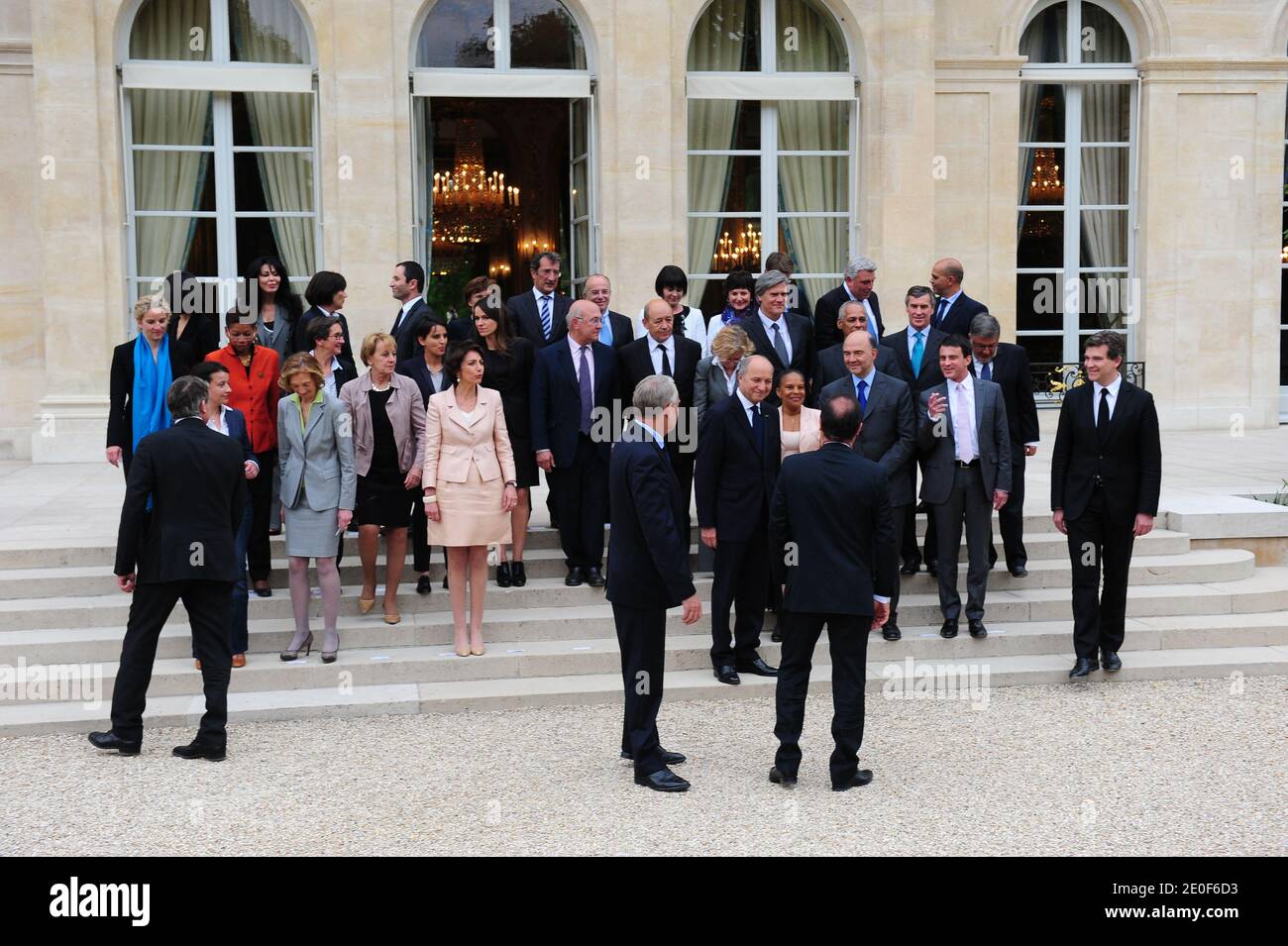 Foto di gruppo del nuovo governo francese scattata al Palazzo Elysee di Parigi, in Francia, il 17 maggio 2012. Dall'alto - JM per il Ministro Junior e M per il Ministro (prima fila, LtoR) JM per le PMI, le innovazioni e l'economia digitale, Fleur Pellerin; JM per la vita francese all'estero e Francofonia, Yamina Benguigui; JM per le persone disabili, Marie-Arlette Carlotti; JM per l'economia sociale e solidale, Benoit Hamon; JM per anziani e disabili, Michele Delaunay; JM per le città Francois Lamy; JM per gli affari europei Bernard Cazeneuve; JM per l'artigianato, il turismo e il commercio, Sylvia Pinel; JM per la famiglia Dominique Foto Stock