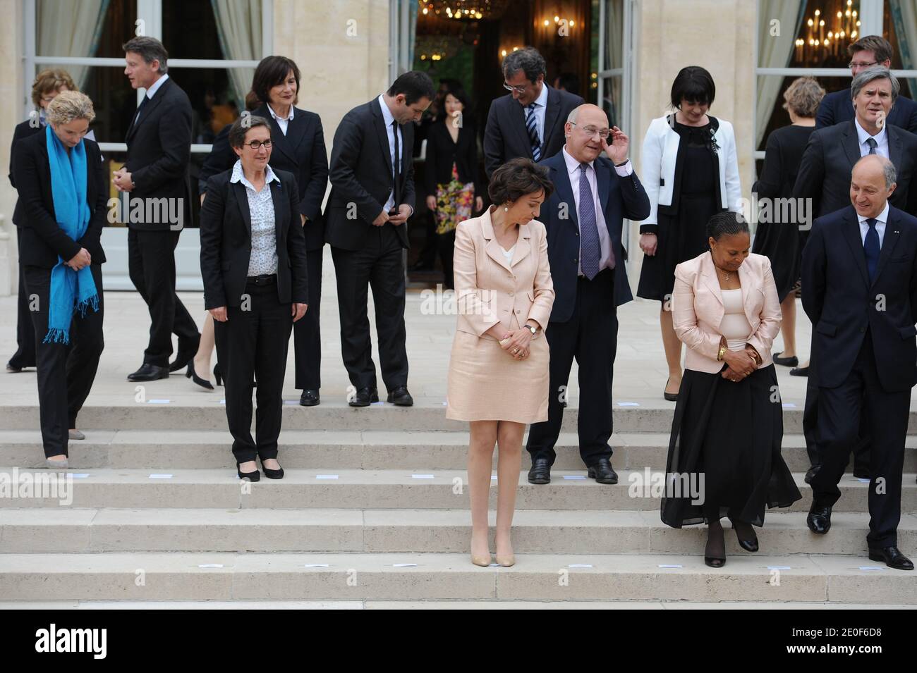 Foto di gruppo del nuovo governo francese scattata al Palazzo Elysee di Parigi, in Francia, il 17 maggio 2012. Dall'alto - JM per il Ministro Junior e M per il Ministro (prima fila, LtoR) JM per le PMI, le innovazioni e l'economia digitale, Fleur Pellerin; JM per la vita francese all'estero e Francofonia, Yamina Benguigui; JM per le persone disabili, Marie-Arlette Carlotti; JM per l'economia sociale e solidale, Benoit Hamon; JM per anziani e disabili, Michele Delaunay; JM per le città Francois Lamy; JM per gli affari europei Bernard Cazeneuve; JM per l'artigianato, il turismo e il commercio, Sylvia Pinel; JM per la famiglia Dominique Foto Stock