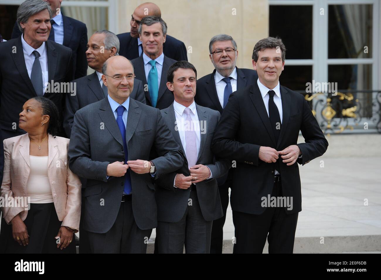 Foto di gruppo del nuovo governo francese scattata il 17 maggio 2012 al Palazzo Elysee di Parigi. Dall'alto -(prima fila, LtoR) JM per gli Affari europei Bernard Cazeneuve; JM per l'Artigianato, il Turismo e il Commercio, Sylvia Pinel; JM per la Famiglia Dominique Bertinotti; JM per i Paesi esteri e lo sviluppo, Pascal Canfin; JM per i Trasporti e l'Economia marittima, Frederic Cuvillier; JM per i Veterani, KArif. (Seconda fila) lavoro, occupazione e dialogo sociale M, Michel sapin; Difesa M, Jean-Yves le Drian; M per l'istruzione superiore e la ricerca, Genevieve Fioraso; Agricoltura M, Stephane le foll; M per Ovverse Foto Stock
