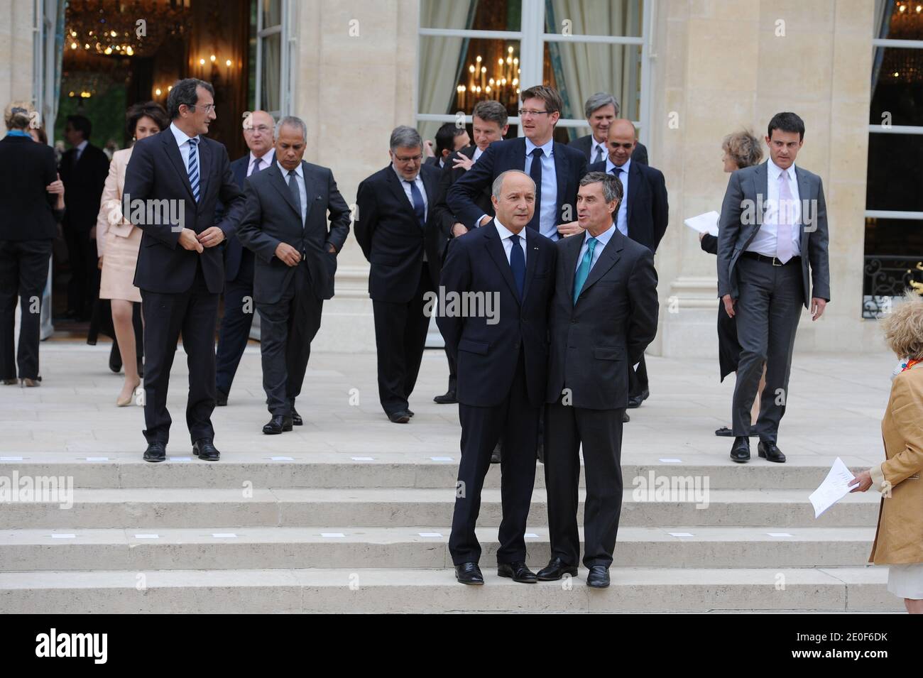 Foto di gruppo del nuovo governo francese scattata al Palazzo Elysee di Parigi, in Francia, il 17 maggio 2012. Dall'alto - JM per il Ministro Junior e M per il Ministro (prima fila, LtoR) JM per le PMI, le innovazioni e l'economia digitale, Fleur Pellerin; JM per la vita francese all'estero e Francofonia, Yamina Benguigui; JM per le persone disabili, Marie-Arlette Carlotti; JM per l'economia sociale e solidale, Benoit Hamon; JM per anziani e disabili, Michele Delaunay; JM per le città Francois Lamy; JM per gli affari europei Bernard Cazeneuve; JM per l'artigianato, il turismo e il commercio, Sylvia Pinel; JM per la famiglia Dominique Foto Stock