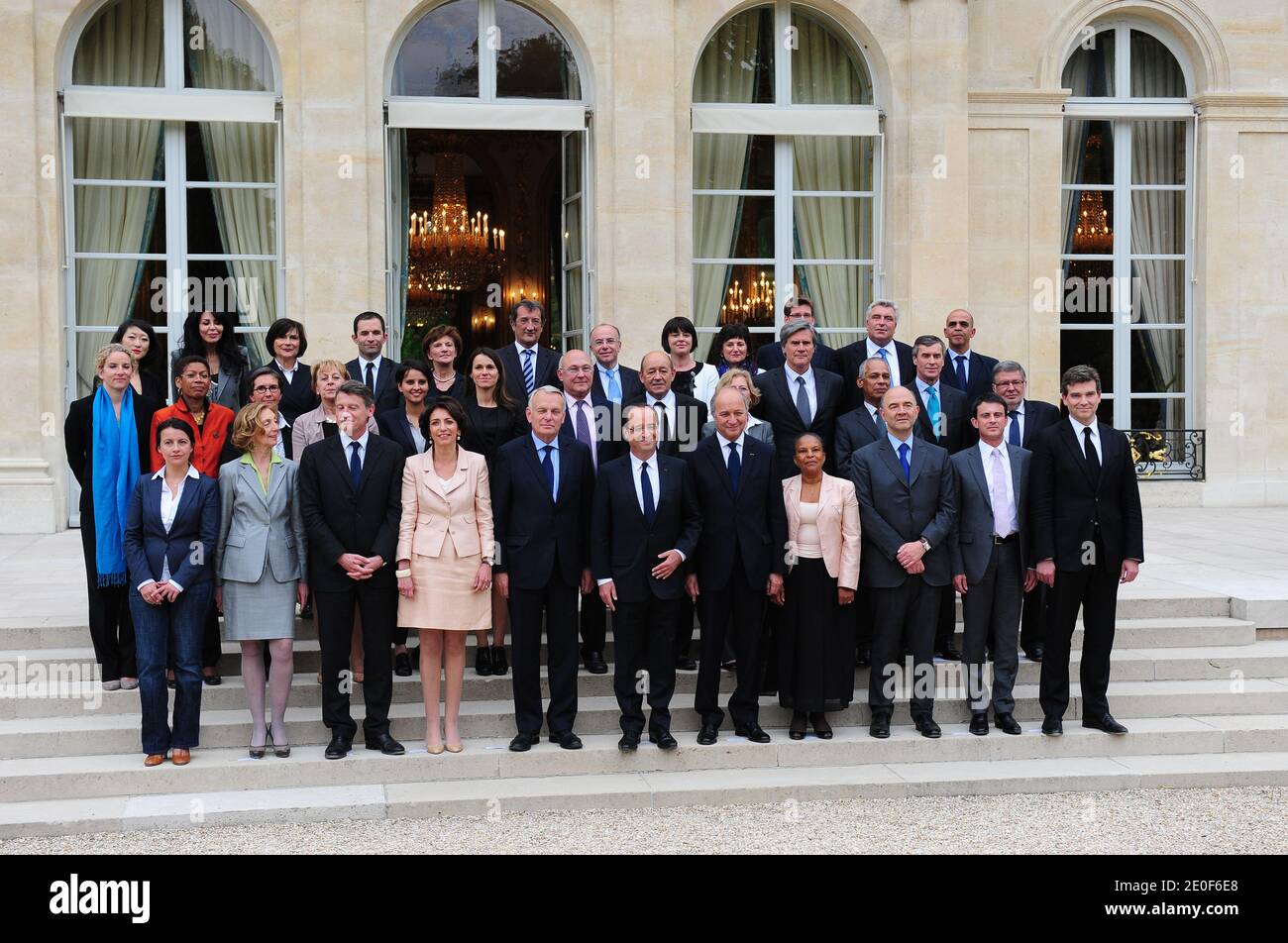 Foto di gruppo del nuovo governo francese scattata al Palazzo Elysee di Parigi, in Francia, il 17 maggio 2012. Dall'alto - JM per il Ministro Junior e M per il Ministro (prima fila, LtoR) JM per le PMI, le innovazioni e l'economia digitale, Fleur Pellerin; JM per la vita francese all'estero e Francofonia, Yamina Benguigui; JM per le persone disabili, Marie-Arlette Carlotti; JM per l'economia sociale e solidale, Benoit Hamon; JM per anziani e disabili, Michele Delaunay; JM per le città Francois Lamy; JM per gli affari europei Bernard Cazeneuve; JM per l'artigianato, il turismo e il commercio, Sylvia Pinel; JM per la famiglia Dominique Foto Stock