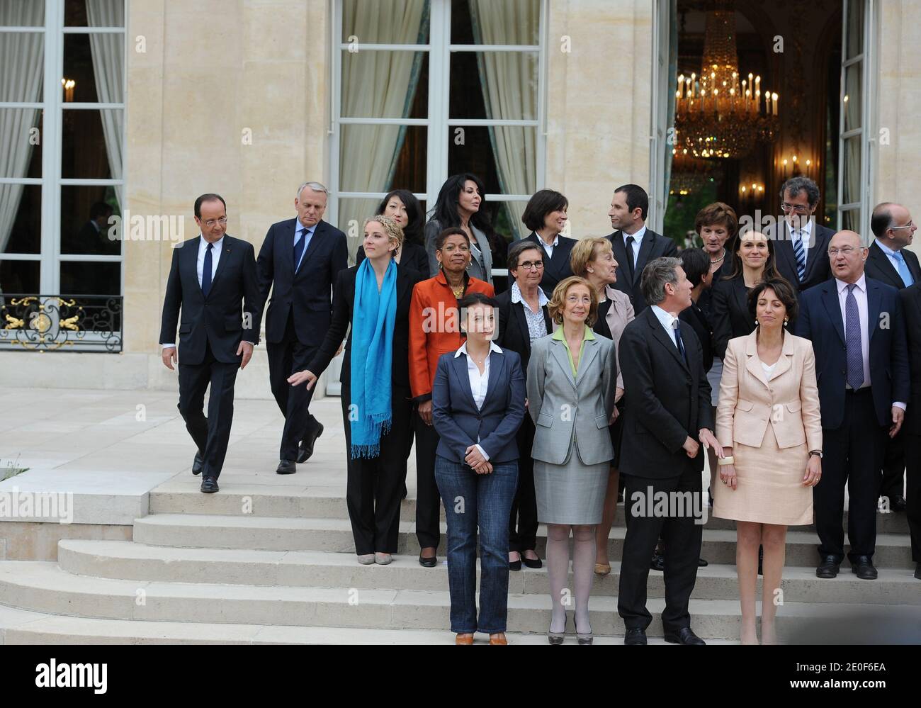 Foto di gruppo del nuovo governo francese scattata al Palazzo Elysee di Parigi, in Francia, il 17 maggio 2012. Dall'alto - JM per il Ministro Junior e M per il Ministro (prima fila, LtoR) JM per le PMI, le innovazioni e l'economia digitale, Fleur Pellerin; JM per la vita francese all'estero e Francofonia, Yamina Benguigui; JM per le persone disabili, Marie-Arlette Carlotti; JM per l'economia sociale e solidale, Benoit Hamon; JM per anziani e disabili, Michele Delaunay; JM per le città Francois Lamy; JM per gli affari europei Bernard Cazeneuve; JM per l'artigianato, il turismo e il commercio, Sylvia Pinel; JM per la famiglia Dominique Foto Stock