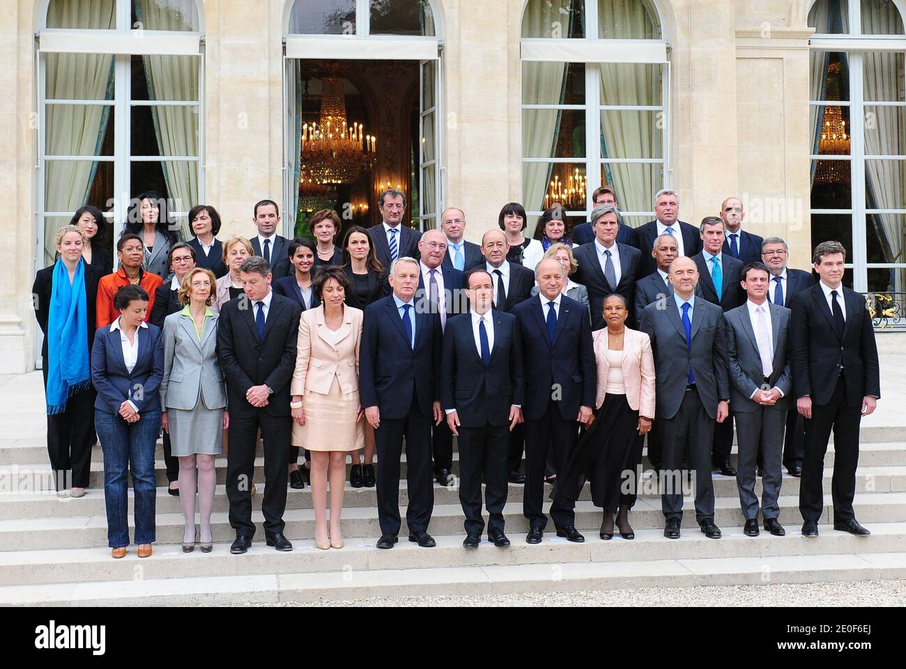 Foto di gruppo del nuovo governo francese scattata al Palazzo Elysee di Parigi, in Francia, il 17 maggio 2012. Dall'alto - JM per il Ministro Junior e M per il Ministro (prima fila, LtoR) JM per le PMI, le innovazioni e l'economia digitale, Fleur Pellerin; JM per la vita francese all'estero e Francofonia, Yamina Benguigui; JM per le persone disabili, Marie-Arlette Carlotti; JM per l'economia sociale e solidale, Benoit Hamon; JM per anziani e disabili, Michele Delaunay; JM per le città Francois Lamy; JM per gli affari europei Bernard Cazeneuve; JM per l'artigianato, il turismo e il commercio, Sylvia Pinel; JM per la famiglia Dominique Foto Stock