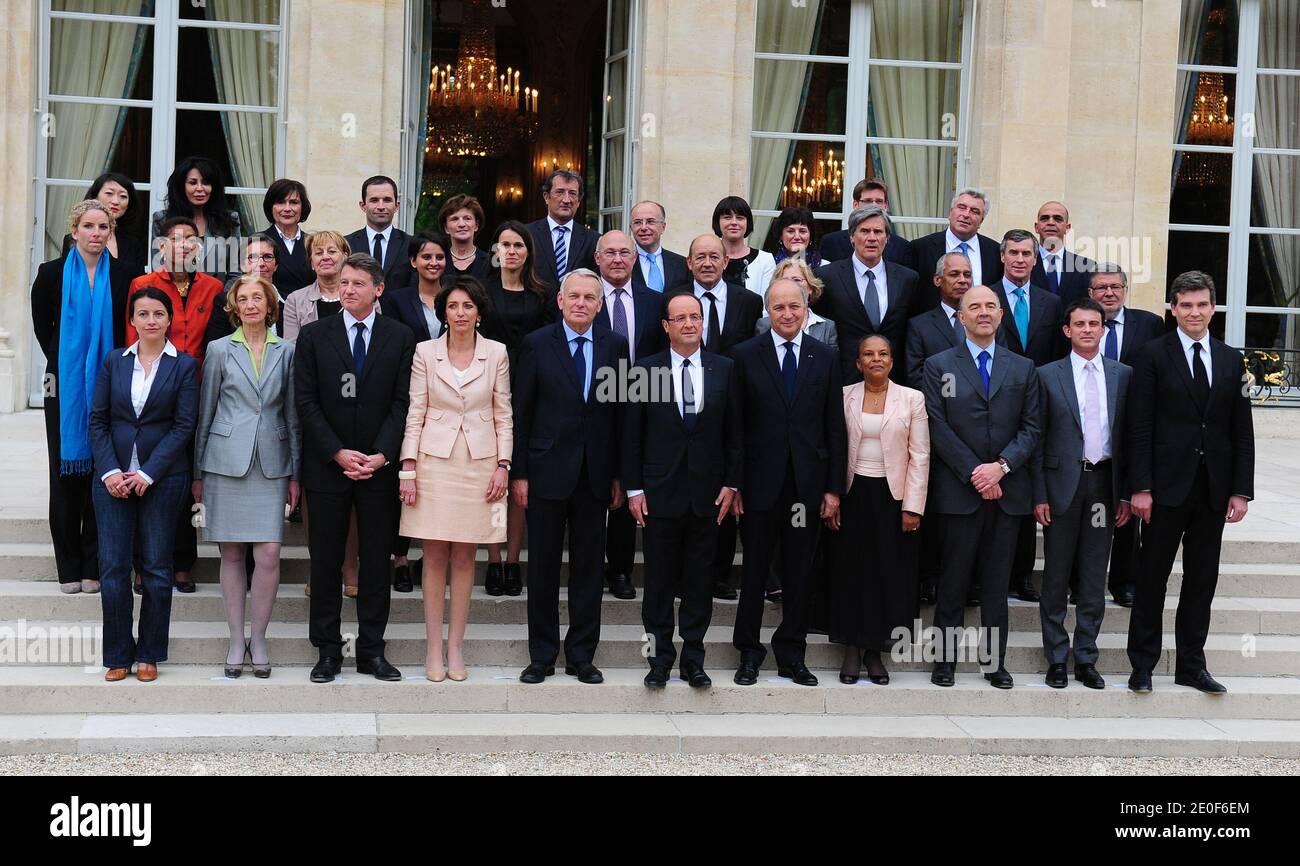 Foto di gruppo del nuovo governo francese scattata al Palazzo Elysee di Parigi, in Francia, il 17 maggio 2012. Dall'alto - JM per il Ministro Junior e M per il Ministro (prima fila, LtoR) JM per le PMI, le innovazioni e l'economia digitale, Fleur Pellerin; JM per la vita francese all'estero e Francofonia, Yamina Benguigui; JM per le persone disabili, Marie-Arlette Carlotti; JM per l'economia sociale e solidale, Benoit Hamon; JM per anziani e disabili, Michele Delaunay; JM per le città Francois Lamy; JM per gli affari europei Bernard Cazeneuve; JM per l'artigianato, il turismo e il commercio, Sylvia Pinel; JM per la famiglia Dominique Foto Stock