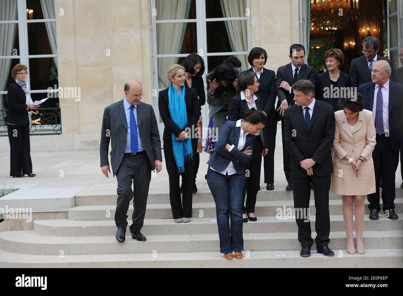 Foto di gruppo del nuovo governo francese scattata al Palazzo Elysee di Parigi, in Francia, il 17 maggio 2012. Dall'alto - JM per il Ministro Junior e M per il Ministro (prima fila, LtoR) JM per le PMI, le innovazioni e l'economia digitale, Fleur Pellerin; JM per la vita francese all'estero e Francofonia, Yamina Benguigui; JM per le persone disabili, Marie-Arlette Carlotti; JM per l'economia sociale e solidale, Benoit Hamon; JM per anziani e disabili, Michele Delaunay; JM per le città Francois Lamy; JM per gli affari europei Bernard Cazeneuve; JM per l'artigianato, il turismo e il commercio, Sylvia Pinel; JM per la famiglia Dominique Foto Stock