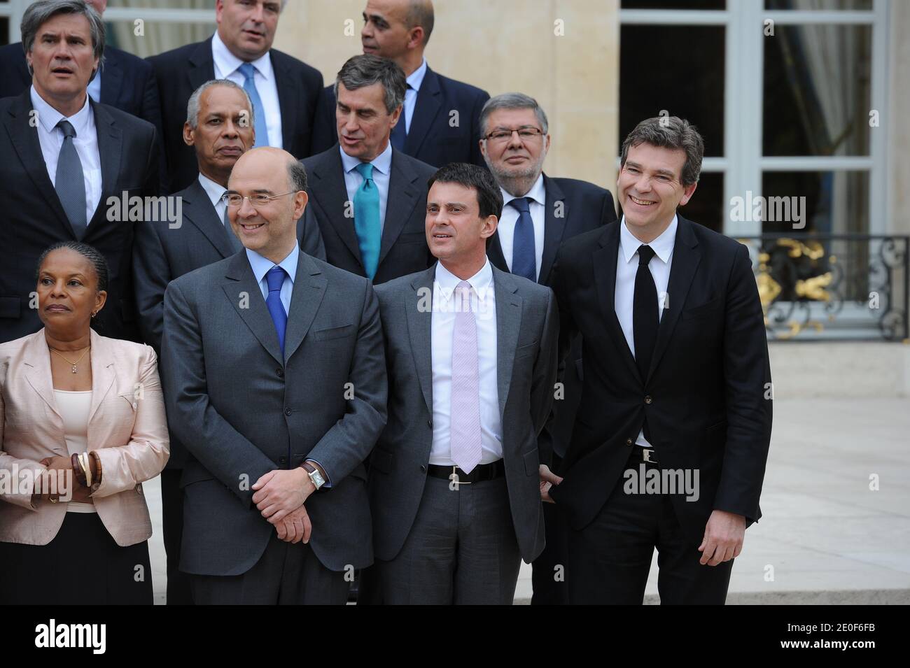 Foto di gruppo del nuovo governo francese scattata il 17 maggio 2012 al Palazzo Elysee di Parigi. Dall'alto -(prima fila, LtoR) JM per gli Affari europei Bernard Cazeneuve; JM per l'Artigianato, il Turismo e il Commercio, Sylvia Pinel; JM per la Famiglia Dominique Bertinotti; JM per i Paesi esteri e lo sviluppo, Pascal Canfin; JM per i Trasporti e l'Economia marittima, Frederic Cuvillier; JM per i Veterani, KArif. (Seconda fila) lavoro, occupazione e dialogo sociale M, Michel sapin; Difesa M, Jean-Yves le Drian; M per l'istruzione superiore e la ricerca, Genevieve Fioraso; Agricoltura M, Stephane le foll; M per Ovverse Foto Stock